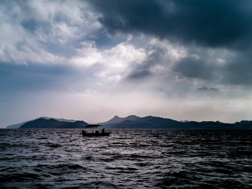 image d'un petit bateau seul sur la mer