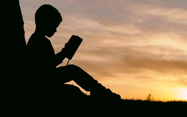 Collégien qui lit un livre