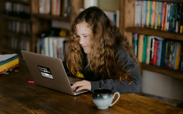 Collégienne en cours de soutien scolaire par visio