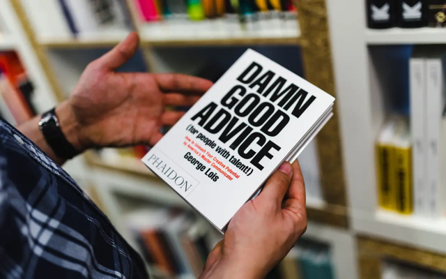 Professeur qui conseille la lecture d'un livre