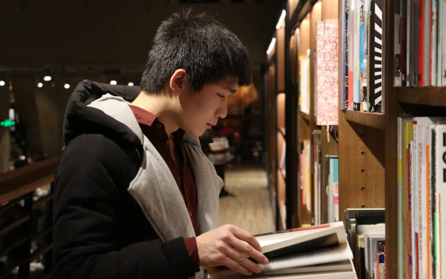 Etudiant à la bibliothèque