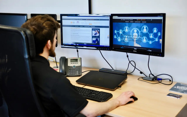 Etudiant en cours d'informatique