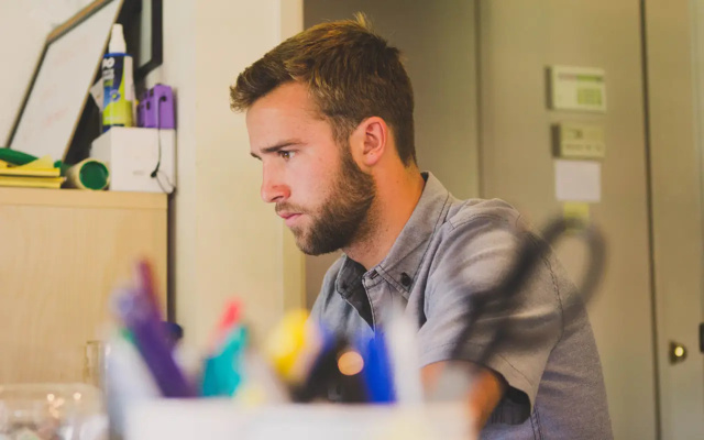 Etudiant qui donne des cours de soutien en distanciel