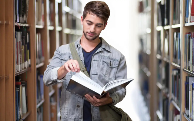 Etudiant qui recherche des informations à la bibliothèque