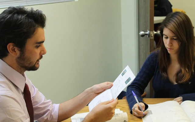 Etudiante en compagnie de son prof particulier