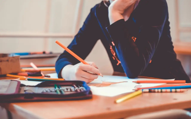 Etudiante qui assiste à son cours d'arts plastiques