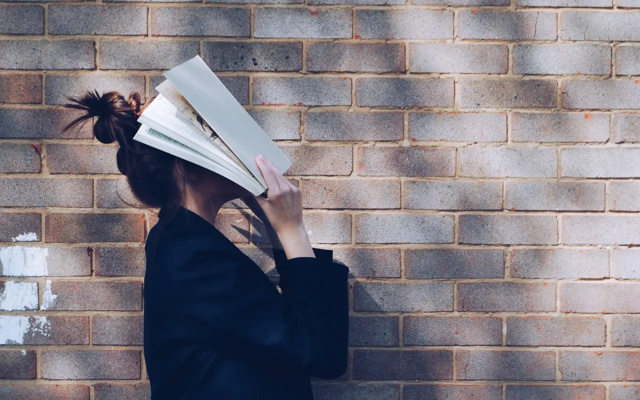 Etudiante confrontée à des difficultés scolaires