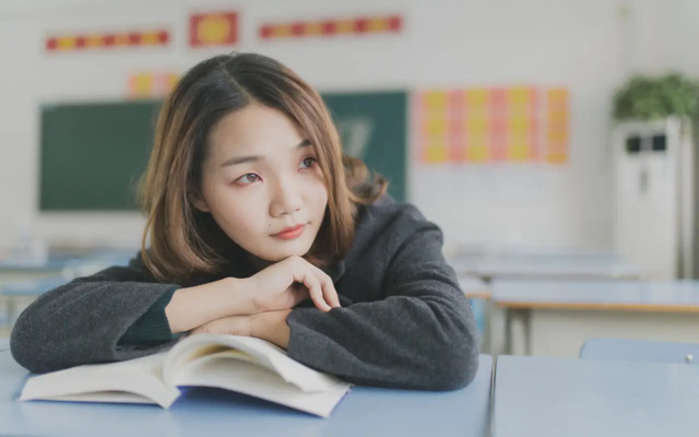 Etudiante qui s'ennuie en classe