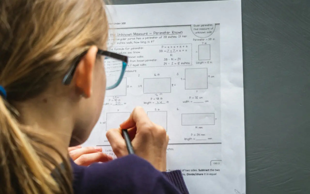 Etudiante qui fait un exercice de sciences