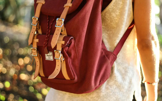 Lycéenne qui porte un sac à dos