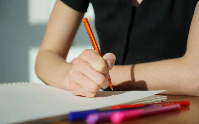 Etudiante en prépa qui fait une dissertation