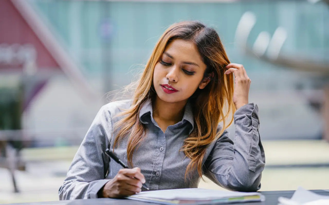 Etudiante qui prépare son prochain cours particulier
