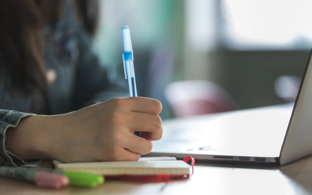 Etudiante qui prend des notes