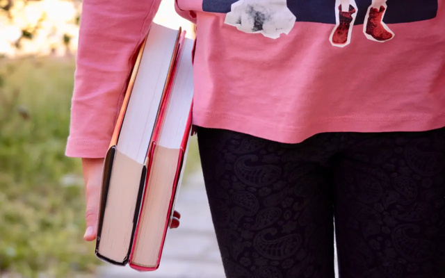 Etudiante de retour de la bibliothèque