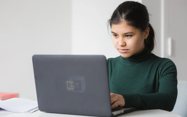 Lycéenne en pleine concentration