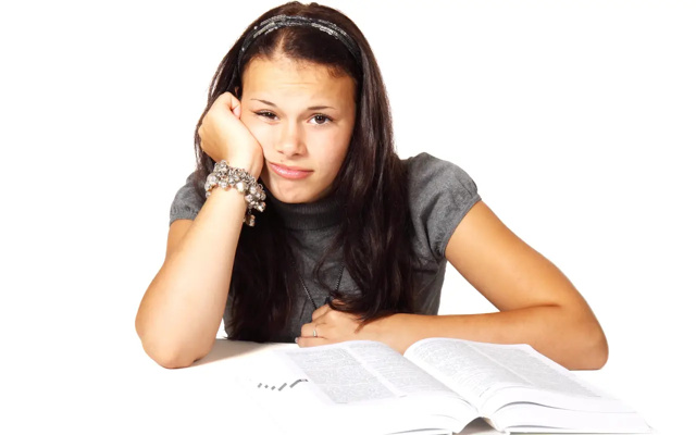 Lycéenne qui s'ennuie beaucoup en cours