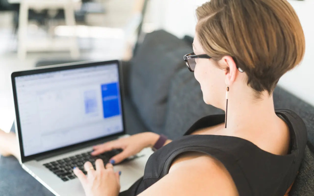 Prof particulier qui partage son écran pendant un cours en ligne