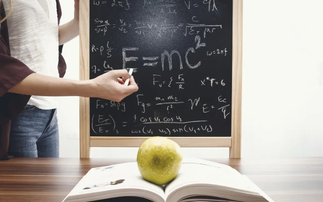 Prof qui explique la relativité à son élève