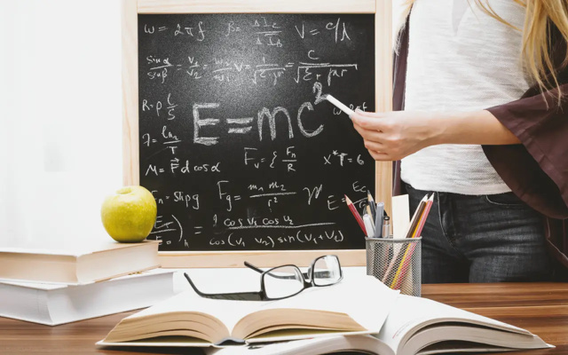 Prof particulier qui explique des concepts complexes