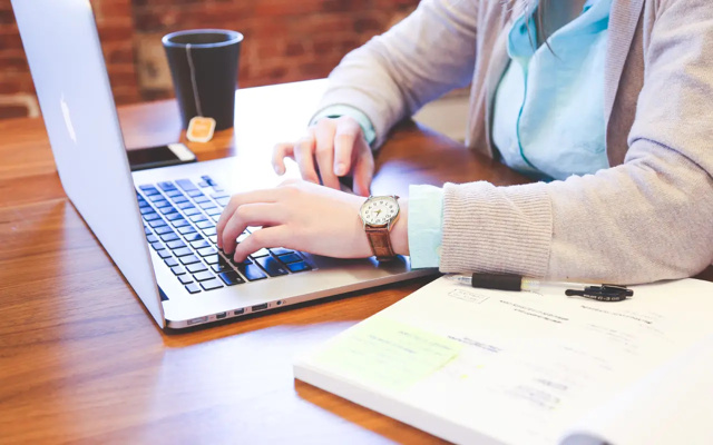 Prof particulier qui prépare son cours