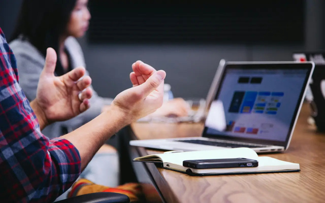 Professeur particulier qui anime un cours à distance