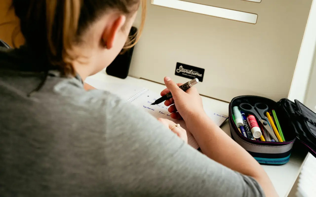 Révisions d'une lycéenne avant un examen