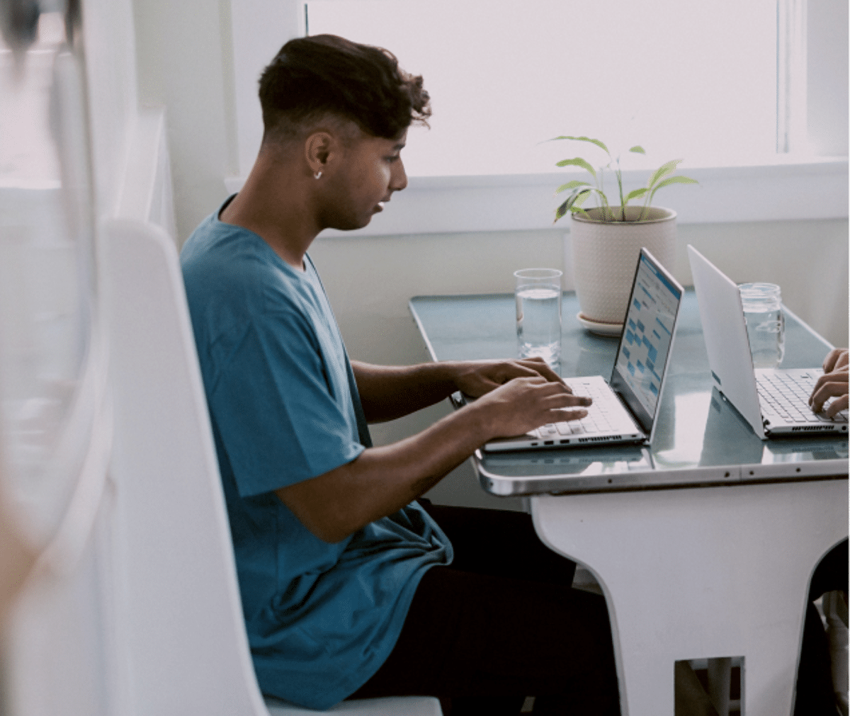 Lycéen qui prend des cours particuliers en ligne