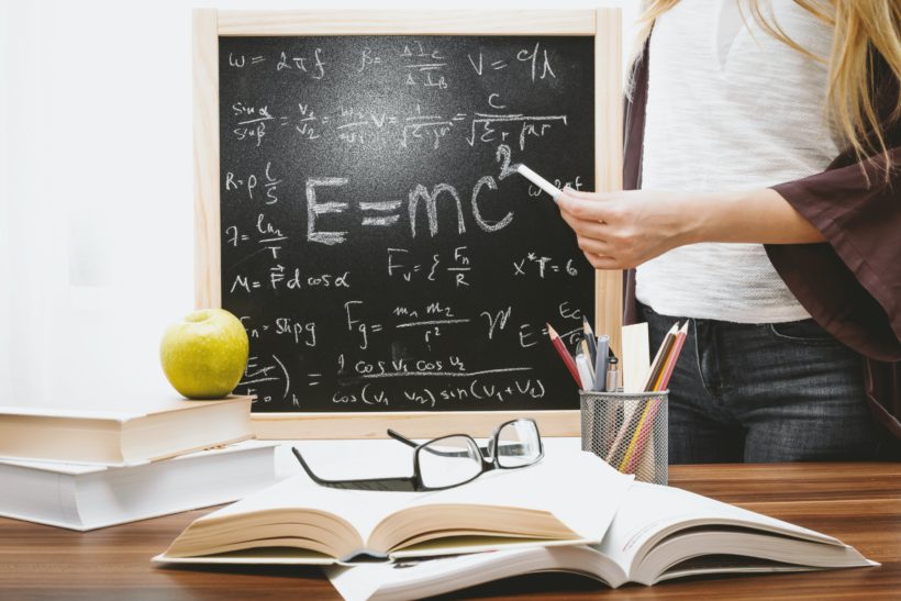 Professeur qui donne des cours particuliers de maths à domicile