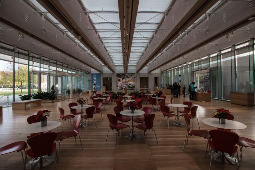 restaurant universitaire avec des tables et des chaises