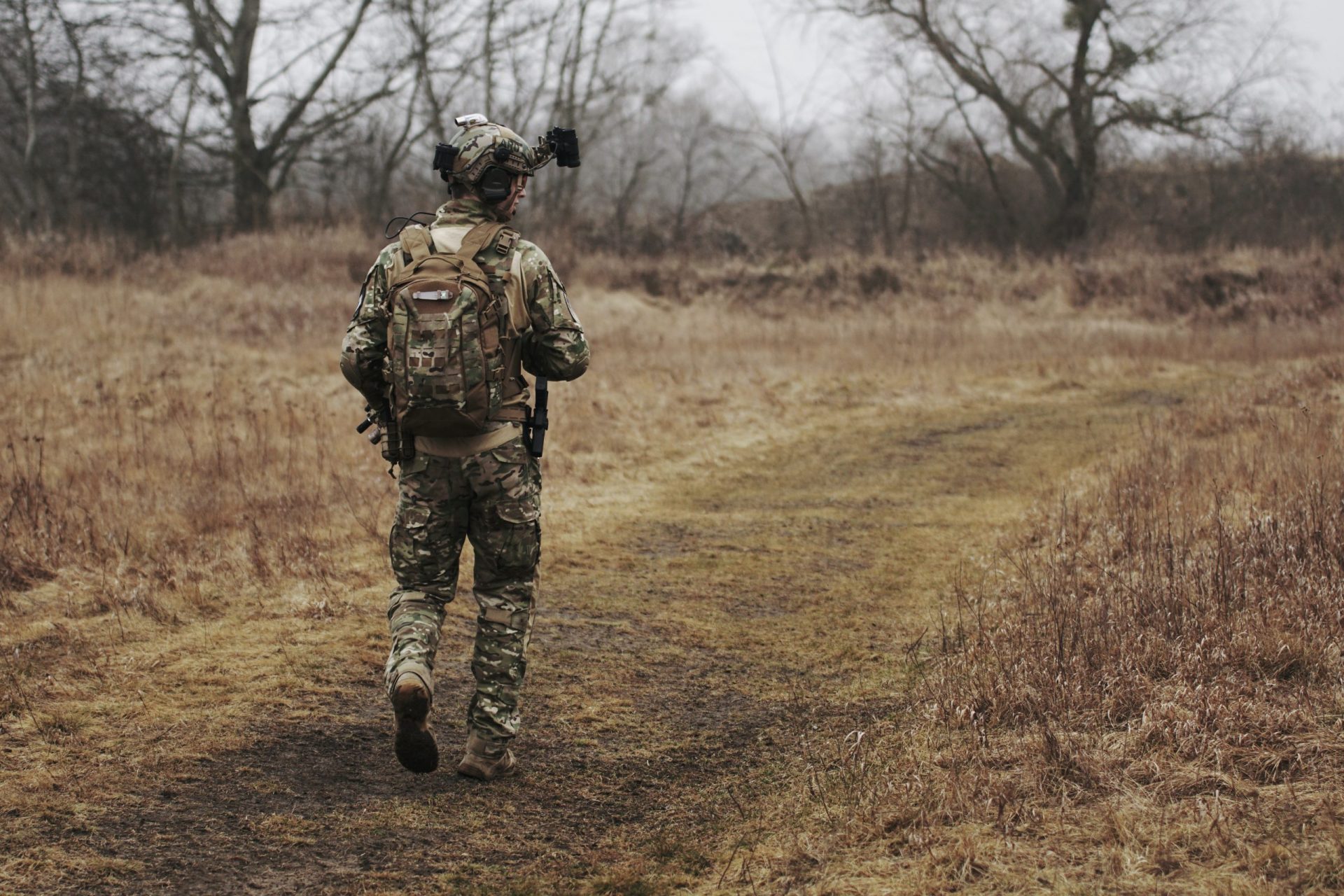 s'engager dans l'armée