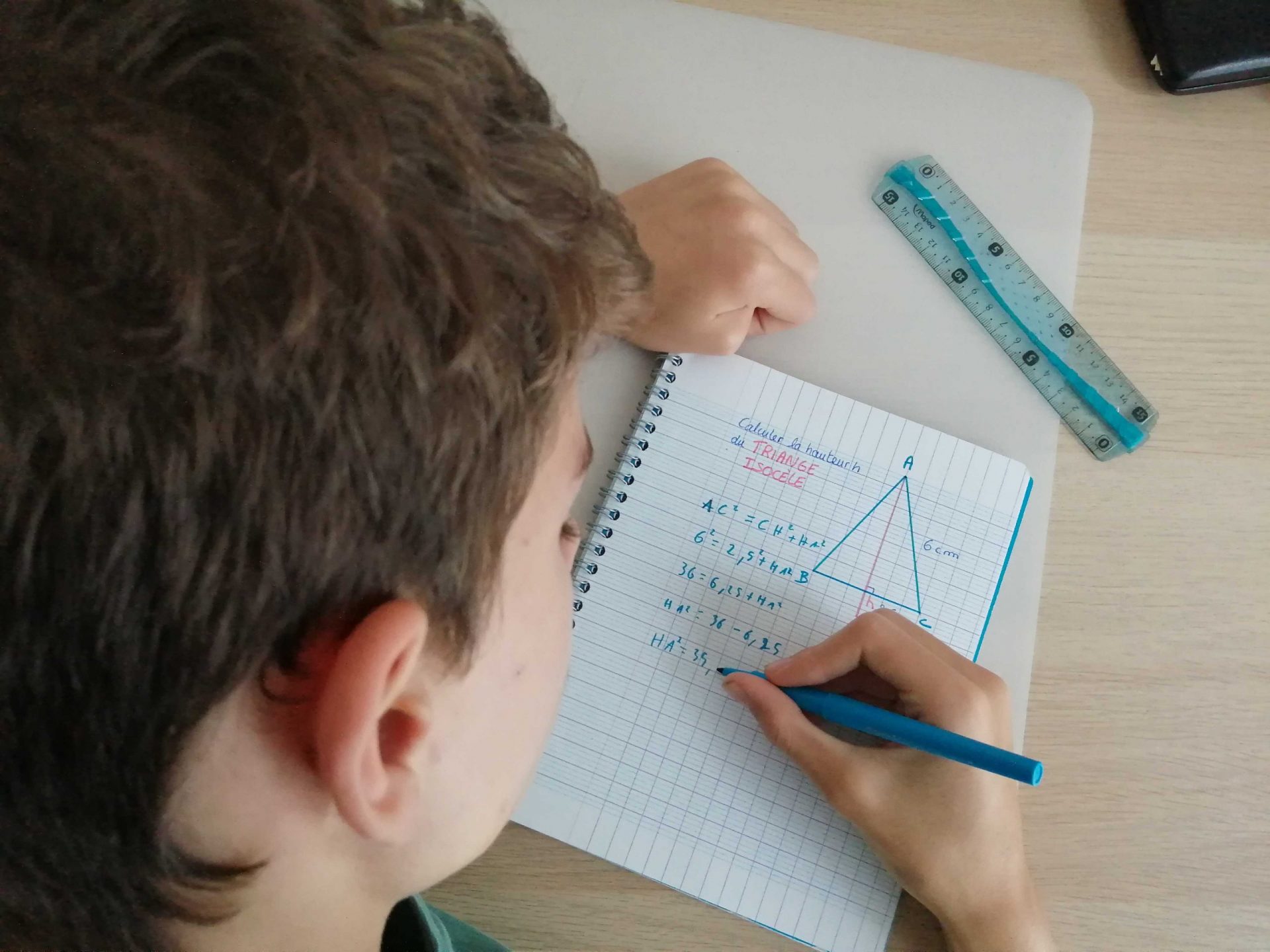 Le triangle isocèle © Roda Caroline