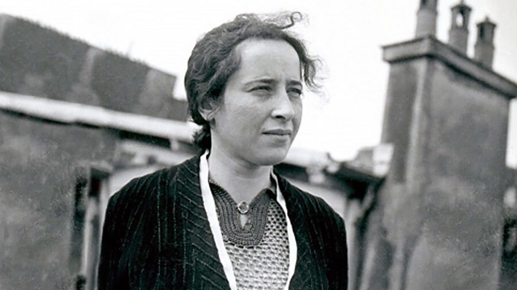 Hannah Arendt devant des cheminées