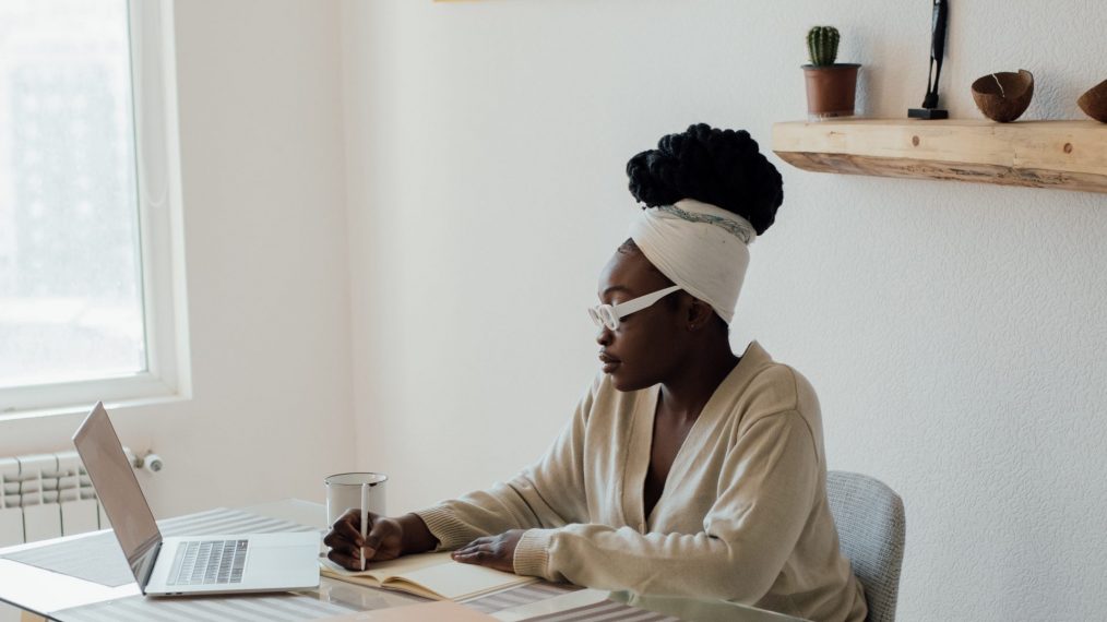 Personne qui écrit sa lettre de motivation pour un stage