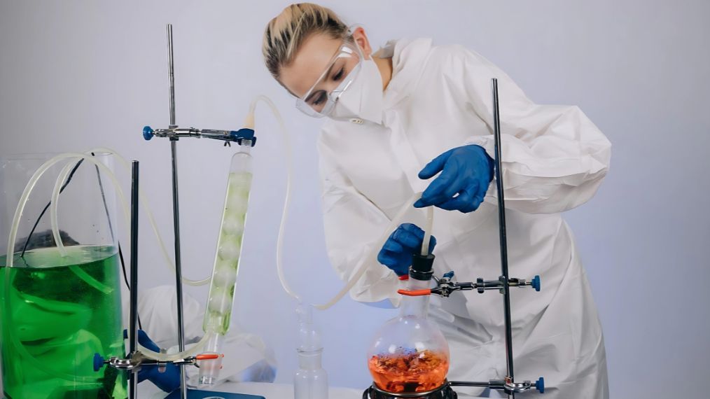 Un scientifique analyse une solution.