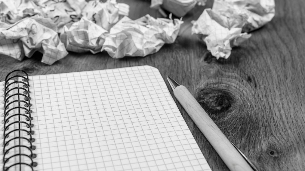 brouillon et feuilles froissées