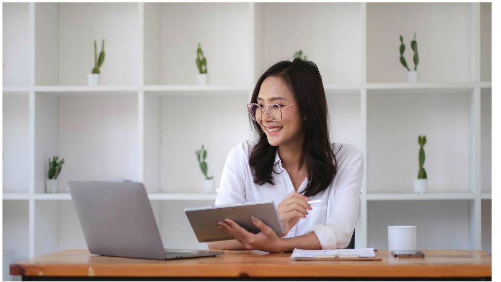 femme sur son ordinateur