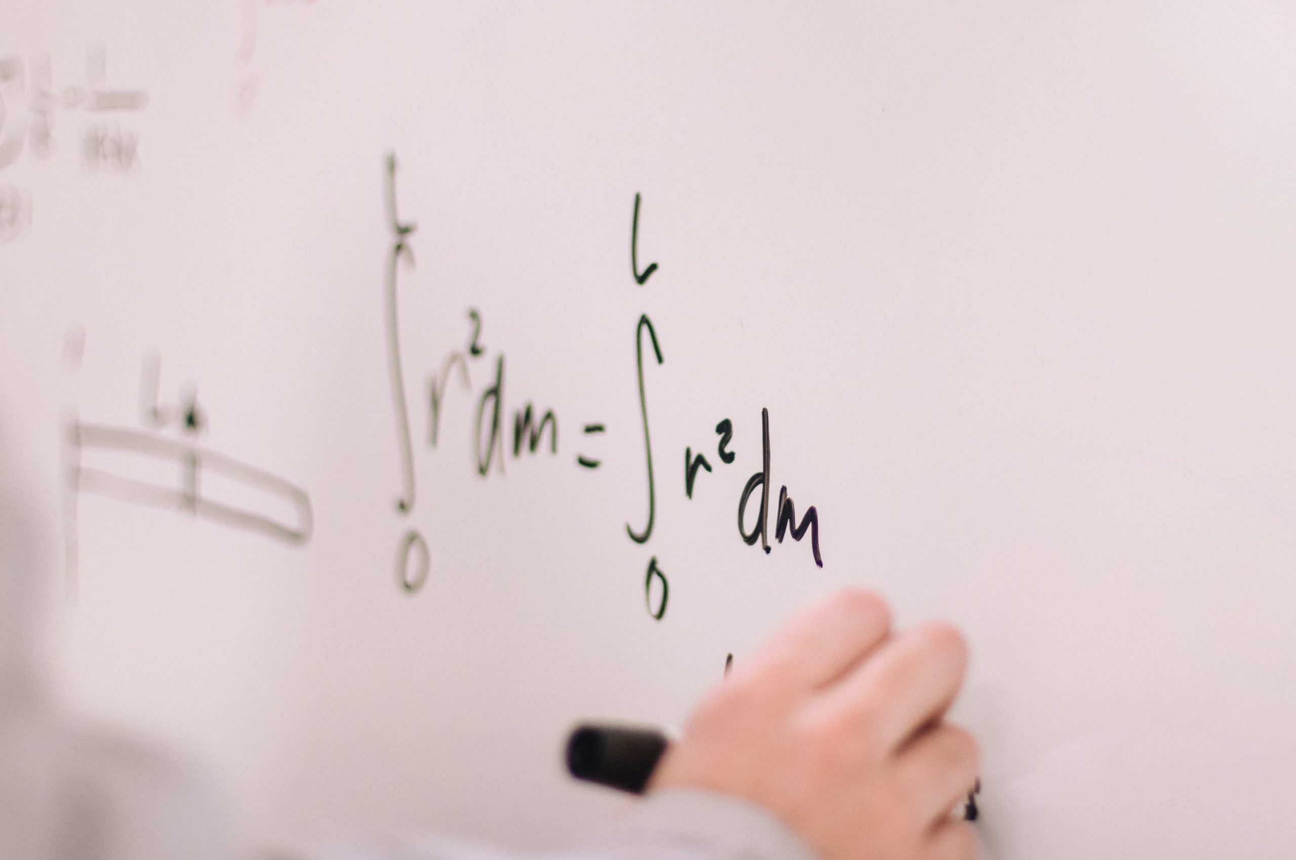 tableau blanc avec des formules de maths