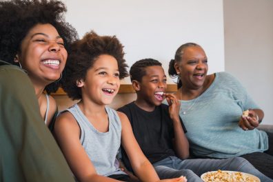 famille regardant un film