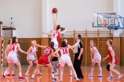 Joueuses de basket au lycée