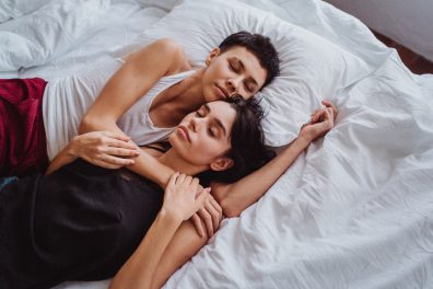 Couple dormant tranquillement