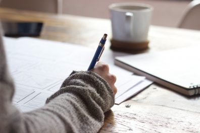 Personne qui révise son Bac de Français 2024