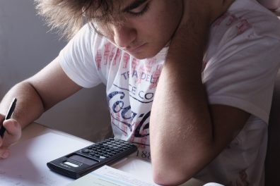 Un élève travaille avec sa calculatrice