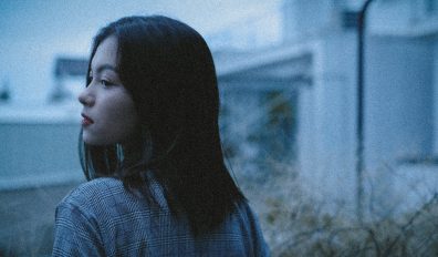 Fille qui se promène dehors, à la tombée de la nuit.