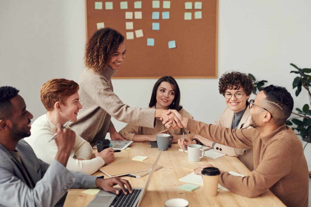 Des gens au bureau qui sont contents