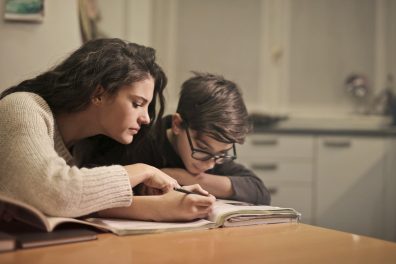 Devoirs : comment aider mon enfant dans une matière que je ne maîtrise pas