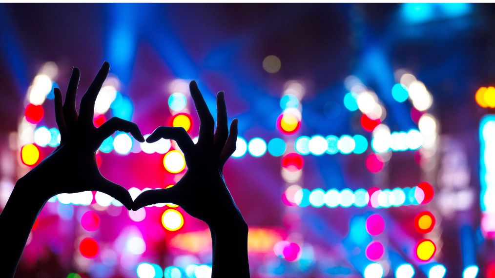 mains qui font un coeur à un concert
