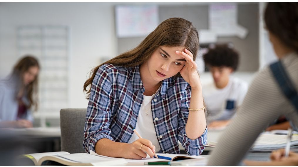 étudiante en examen