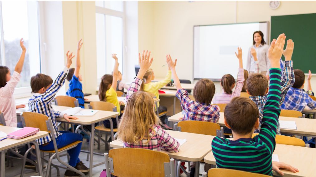 enfants qui lèvent la main