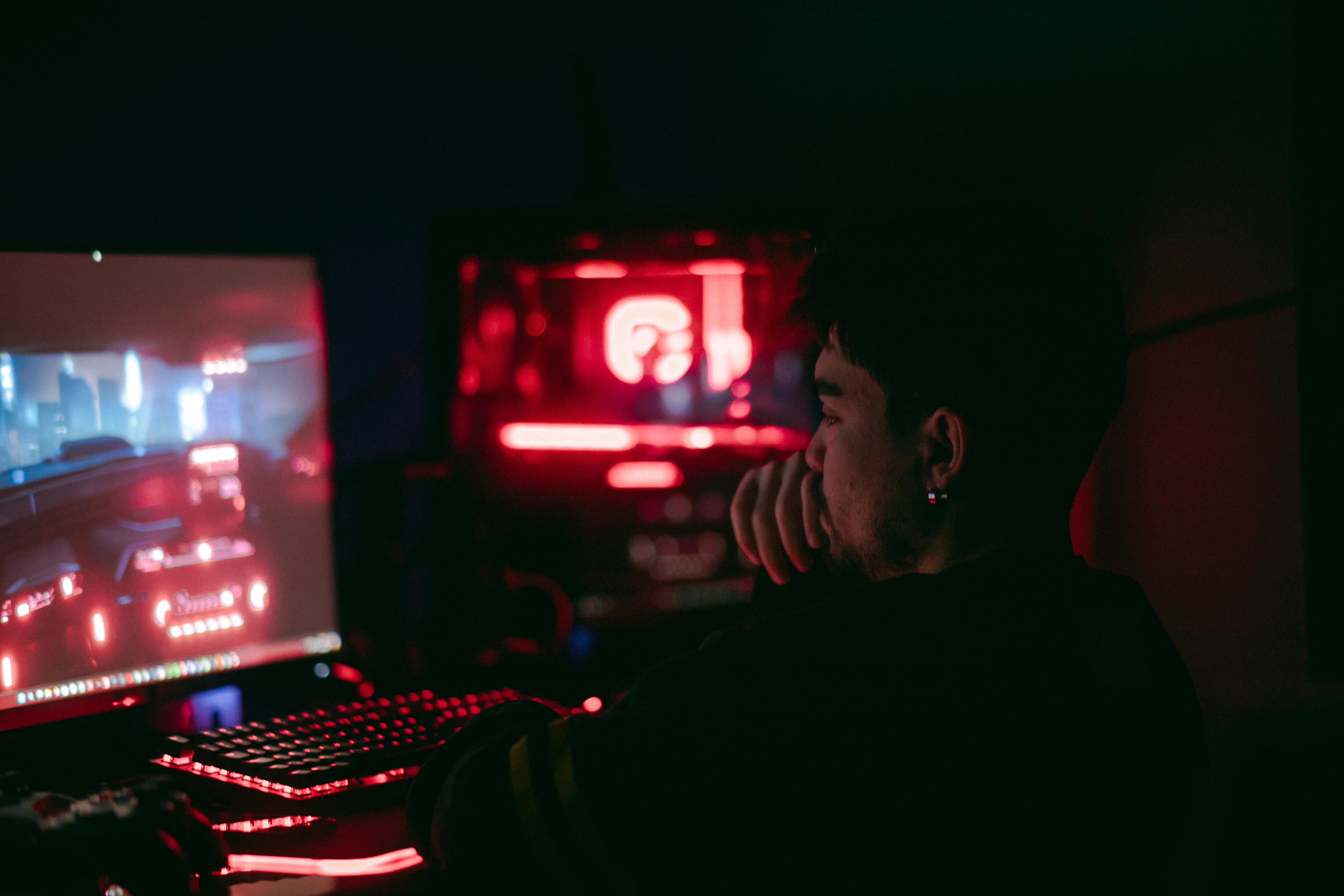 Quelqu'un de concentré sur les jeux vidéos