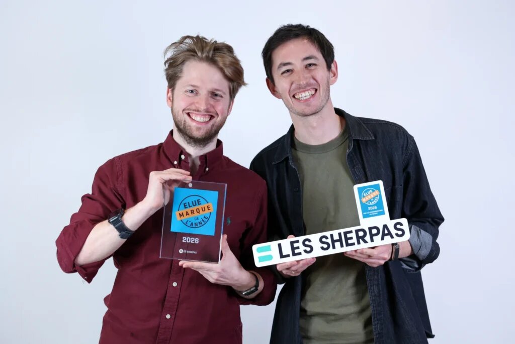 Etienne et William, fondateurs de Les Sherpas, avec le trophée Elue Marque de l'Année 2026